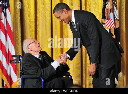 Il presidente Barack Obama awards artista Barnet una medaglia nazionale delle arti nel corso di una cerimonia che si terrà nella Sala Est della Casa Bianca a Washington D.C. il 13 febbraio 2012. UPI/Kevin Dietsch Foto Stock