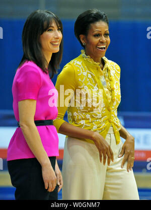 La First Lady Michelle Obama e Samantha Cameron, la moglie del Regno Unito il Primo Ministro David Cameron, parlare come loro frequentare un mini-Olimpiadi con area locale scuola bambini presso l'American University a Washington D.C. il 13 marzo 2012. UPI/Kevin Dietsch Foto Stock