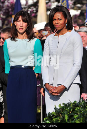 La First Lady Michelle Obama e Samantha Cameron, la moglie del Primo Ministro del Regno Unito David Cameron frequentare un ufficiale cerimonia di arrivo sul prato Sud della Casa Bianca a Washington D.C. il 14 marzo 2012. UPI/Kevin Dietsch Foto Stock