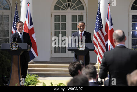 Il Presidente Usa Barack Obama (R) e del Primo Ministro britannico David Cameron ha una domanda da un reporter durante una conferenza stampa nel Giardino delle Rose della Casa Bianca, 14 marzo 2012, Washington, DC. I due leader hanno discusso della situazione in Afghanistan, i negoziati con l'Iran sulla proliferazione nucleare e gli sforzi umanitari in Siria, nonché le questioni economiche. UPI/Mike Theiler Foto Stock