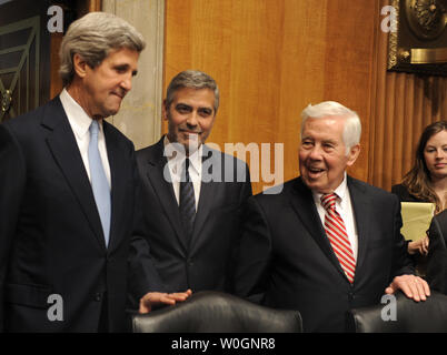 Attore George Clooney (C) arriva con il Senatore John Kerry (D-MA), (L) e il senatore Richard Lugar (R-A) come egli si prepara a testifiy Esteri del Senato Commissione relazioni sulla situazione nel Sudan meridionale, 14 marzo 2012, a Washington, DC. Clooney ha detto la diplomazia internazionale deve essere intensificata come il governo di Khartoum continua azione militare azione civili nel nuovo paese del sud Sudan. UPI/Mike Theiler Foto Stock