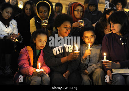 Ai partecipanti di tenere un candleight veglia, Marzo 26, 2012 a Washington, DC in memoria dell uccisione del giovane Trayvon Martin per quartiere sentinella George Zimmerman in Sanford, Florida. Il tiro ha innescato un dibattito circa Florida Stand della vostra terra autodifesa diritto, Zimmerman non è stato arrestato e molti dettagli rimangono sconosciuti. UPI/Mike Theiler Foto Stock