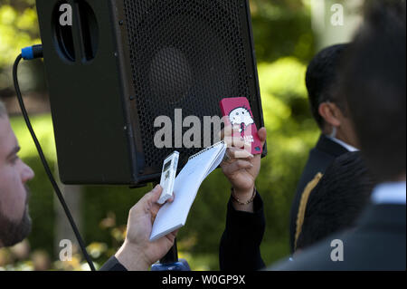 Reporters tenere fino ai microfoni di un altoparlante come Stati Uniti Il presidente Barack Obama, il Primo Ministro Stephen Harper del Canada e Presidente Felipe Calderon del Messico tenere una conferenza stampa congiunta nel Giardino delle Rose alla Casa Bianca a Washington il 2 aprile 2012. UPI/Kevin Dietsch Foto Stock