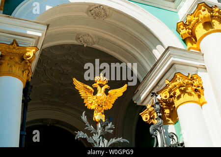 Saint Petersburg, Russia - aprile, 2019. Winter Palace - porte decorate con DOUBLE HEADED EAGLE presso l'entrata principale del palazzo d'inverno in San Pietro Foto Stock