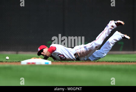 Cittadini di Washington secondo baseman Danny Espinosa manca una sfera durante il primo inning contro i Cincinnati Reds durante il secondo inning ai cittadini Park a Washington D.C. il 15 aprile 2012. UPI/Kevin Dietsch Foto Stock