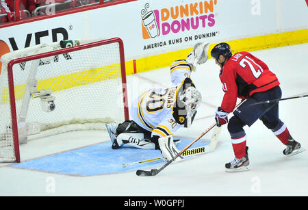 Washington capitelli Brooks latch punteggi contro Boston Bruins' goalie Tim Thomas durante il terzo periodo di gioco 3 della Eastern Conference Quarti di Finale al Verizon Center di Washington, D.C., il 16 aprile 2012. I Bruins sconfitto i capitelli 2-1 e ora portare la serie 2-1. UPI/Kevin Dietsch Foto Stock