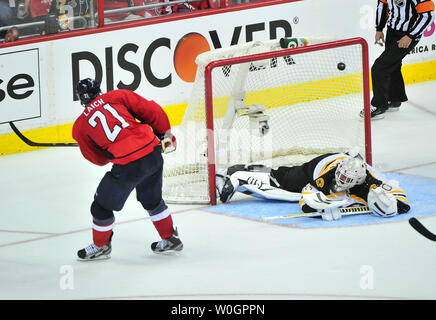 Washington capitelli Brooks latch punteggi contro Boston Bruins' goalie Tim Thomas durante il terzo periodo di gioco 3 della Eastern Conference Quarti di Finale al Verizon Center di Washington, D.C., il 16 aprile 2012. I Bruins sconfitto i capitelli 2-1 e ora portare la serie 2-1. UPI/Kevin Dietsch Foto Stock