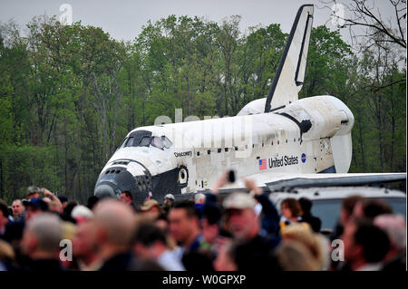 Lo Space Shuttle Discovery è visto prima del trasferimento di una cerimonia presso lo Smithsonian, il Museo Nazionale dell'aria e dello spazio del centro Udvar-Hazy a Chantilly, in Virginia, il 19 aprile 2012. Lo Space Shuttle Discovery è la sostituzione dell'impresa che sarà transporter per la Intrepid Sea, Air & Space Museum di New York City. UPI/Kevin Dietsch Foto Stock