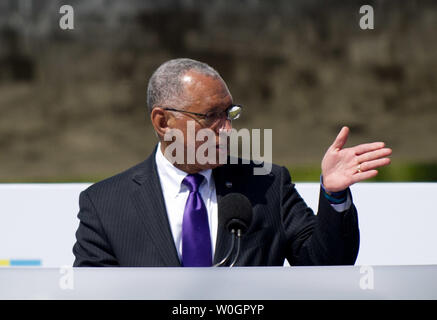 Amministratore della NASA Charles Bolden Jr offre commento a una cerimonia di trasferimento per il servizio navetta scoperta presso lo Smithsonian, il Museo Nazionale dell'aria e dello spazio del centro Udvar-Hazy a Chantilly, in Virginia, il 19 aprile 2012. Lo Space Shuttle Discovery è la sostituzione dello Space Shuttle Enterprise, che sarà transporter per la Intrepid Sea, Air & Space Museum di New York City. UPI/Kevin Dietsch Foto Stock