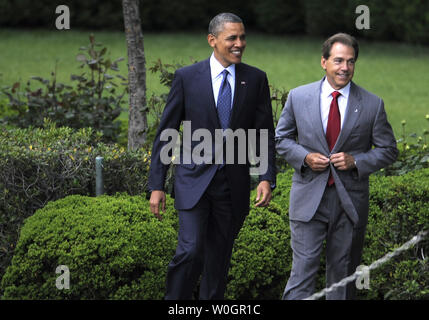 Il Presidente Usa Barack Obama (L) cammina dal Giardino delle Rose con Alabama Crimson Tide allenatore Nick Saban a un evento con il NCAA campioni nazionali sul prato Sud della Casa Bianca, 19 aprile 2012, a Washington, DC. Alabama ha sconfitto la LSU, 21-0 in gennaio per la BCS college football championship. UPI/Mike Theiler Foto Stock