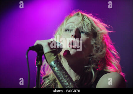 Cantante Shannon Conley del gruppo rock Lez Zeppelin cinghie fuori un altro Led Zeppelin ha colpito durante le loro performance presso il Teatro di Stato a Falls Church, Virginia il 27 aprile 2012. Tutte le ragazze band riproduce solo la musica dalla British rock gruppo legenda Led Zeppelin e hanno continuato il loro tour primaverile dalla riproduzione di un concerto benefico per Patch Adams. I membri della band sono cantante Shannon Conley, chitarrista Steph Paynes, bass Megan Thomas e il batterista Leesa Harrington-Squyres. UPI/Pat Benic Foto Stock