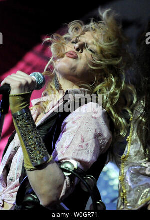 Cantante Shannon Conley del gruppo rock Lez Zeppelin cinghie fuori un altro Led Zeppelin ha colpito durante le loro performance presso il Teatro di Stato a Falls Church, Virginia il 27 aprile 2012. Tutte le ragazze band riproduce solo la musica dalla British rock gruppo legenda Led Zeppelin e hanno continuato il loro tour primaverile dalla riproduzione di un concerto benefico per Patch Adams. I membri della band sono cantante Shannon Conley, chitarrista Steph Paynes, bass Megan Thomas e il batterista Leesa Harrington-Squyres. UPI/Pat Benic Foto Stock