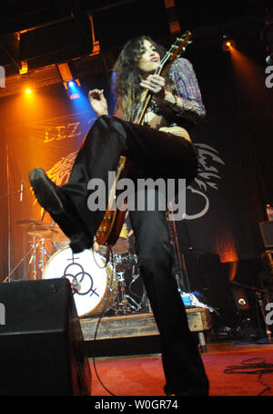 Il chitarrista Steph Paynes del gruppo rock Lez Zeppelin svolge un altro Led Zeppelin ha colpito durante le loro performance presso il Teatro di Stato a Falls Church, Virginia il 27 aprile 2012. Tutte le ragazze band riproduce solo la musica dalla British rock gruppo legenda Led Zeppelin e hanno continuato il loro tour primaverile dalla riproduzione di un concerto benefico per Patch Adams. I membri della band sono cantante Shannon Conley, chitarrista Steph Paynes, bass Megan Thomas e il batterista Leesa Harrington-Squyres. UPI/Pat Benic Foto Stock