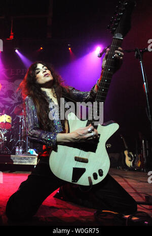 Il chitarrista Steph Paynes del gruppo rock Lez Zeppelin suona la chitarra per un altro Led Zeppelin ha colpito durante le loro performance presso il Teatro di Stato a Falls Church, Virginia il 27 aprile 2012. Tutte le ragazze band riproduce solo la musica dalla British rock gruppo legenda Led Zeppelin e hanno continuato il loro tour primaverile dalla riproduzione di un concerto benefico per Patch Adams. I membri della band sono cantante Shannon Conley, chitarrista Steph Paynes, bass Megan Thomas e il batterista Leesa Harrington-Squyres. UPI/Pat Benic Foto Stock