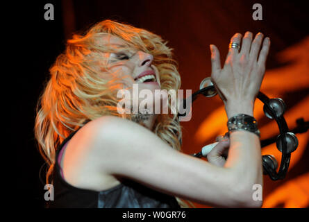 Cantante Shannon Conley del gruppo rock Lez Zeppelin cinghie fuori un altro Led Zeppelin ha colpito durante le loro performance presso il Teatro di Stato a Falls Church, Virginia il 27 aprile 2012. Tutte le ragazze band riproduce solo la musica dalla British rock gruppo legenda Led Zeppelin e hanno continuato il loro tour primaverile dalla riproduzione di un concerto benefico per Patch Adams. I membri della band sono cantante Shannon Conley, chitarrista Steph Paynes, bass Megan Thomas e il batterista Leesa Harrington-Squyres. UPI/Pat Benic Foto Stock