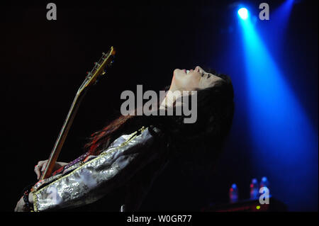 Il chitarrista Steph Paynes del gruppo rock Lez Zeppelin svolge un altro Led Zeppelin ha colpito durante le loro performance presso il Teatro di Stato a Falls Church, Virginia il 27 aprile 2012. Tutte le ragazze band riproduce solo la musica dalla British rock gruppo legenda Led Zeppelin e hanno continuato il loro tour primaverile dalla riproduzione di un concerto benefico per Patch Adams. I membri della band sono cantante Shannon Conley, chitarrista Steph Paynes, bass Megan Thomas e il batterista Leesa Harrington-Squyres. UPI/Pat Benic Foto Stock