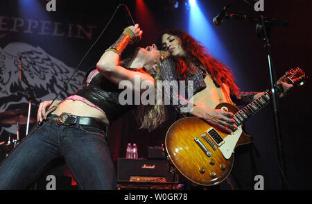 Il chitarrista Steph Paynes del gruppo rock Lez Zeppelin svolge un altro Led Zeppelin colpire con la cantante Shannon Conley durante le loro performance presso il Teatro di Stato a Falls Church, Virginia il 27 aprile 2012. Tutte le ragazze band riproduce solo la musica dalla British rock gruppo legenda Led Zeppelin e hanno continuato il loro tour primaverile dalla riproduzione di un concerto benefico per Patch Adams. I membri della band sono cantante Shannon Conley, chitarrista Steph Paynes, bass Megan Thomas e il batterista Leesa Harrington-Squyres. UPI/Pat Benic Foto Stock