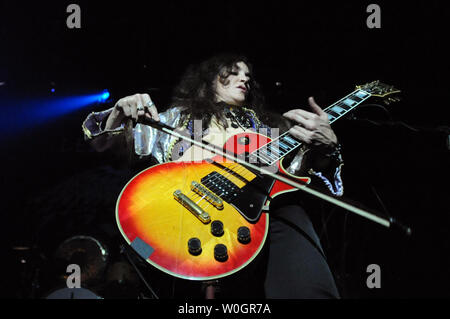 Il chitarrista Steph Paynes del gruppo rock Lez Zeppelin svolge un altro Led Zeppelin ha colpito durante le loro performance presso il Teatro di Stato a Falls Church, Virginia il 27 aprile 2012. Tutte le ragazze band riproduce solo la musica dalla British rock gruppo legenda Led Zeppelin e hanno continuato il loro tour primaverile dalla riproduzione di un concerto benefico per Patch Adams. I membri della band sono cantante Shannon Conley, chitarrista Steph Paynes, bass Megan Thomas e il batterista Leesa Harrington-Squyres. UPI/Pat Benic Foto Stock