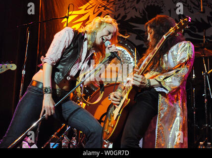 Il chitarrista Steph Paynes del gruppo rock Lez Zeppelin svolge un altro Led Zeppelin colpire con la cantante Shannon Conley durante le loro performance presso il Teatro di Stato a Falls Church, Virginia il 27 aprile 2012. Tutte le ragazze band riproduce solo la musica dalla British rock gruppo legenda Led Zeppelin e hanno continuato il loro tour primaverile dalla riproduzione di un concerto benefico per Patch Adams. I membri della band sono cantante Shannon Conley, chitarrista Steph Paynes, bass Megan Thomas e il batterista Leesa Harrington-Squyres. UPI/Pat Benic Foto Stock