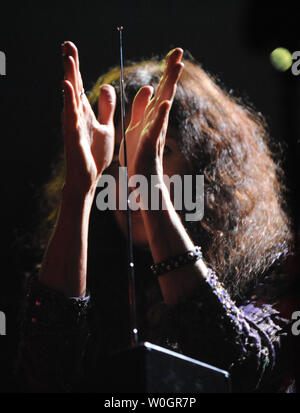 Il chitarrista Steph Paynes del gruppo rock Lez Zeppelin svolge un Theremin strumento elettrico durante le loro performance presso il Teatro di Stato a Falls Church, Virginia il 27 aprile 2012. Tutte le ragazze band riproduce solo la musica dalla British rock gruppo legenda Led Zeppelin e hanno continuato il loro tour primaverile dalla riproduzione di un concerto benefico per Patch Adams. I membri della band sono cantante Shannon Conley, chitarrista Steph Paynes, bass Megan Thomas e il batterista Leesa Harrington-Squyres. UPI/Pat Benic Foto Stock