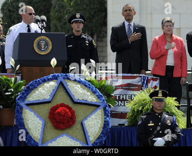 Il Presidente Usa Barack Obama (2a,R) e Segretario della Homeland Security Janet Napolitano (R) mettere le mani sui loro cuori durante un evento con il mandrino Canterbury, presidente della Gran Loggia della fraterna ordine di polizia (L) prima di Obama erogazione di commento alla pacificazione nazionale ufficiali memoriale di servizio presso il Campidoglio US, 15 maggio 2012, a Washington, DC. Il servizio è di onorare tutti i funzionari di polizia ucciso nella linea del dazio nel corso dell'anno passato. UPI/Mike Theiler Foto Stock