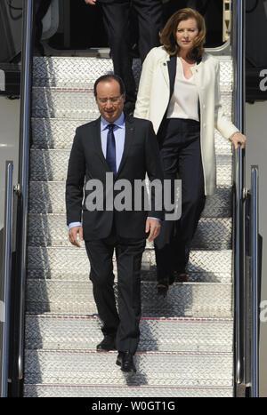 Il neo-eletto Presidente francese Francois Hollande si diparte il suo aereo con il suo compagno Valerie Trierweiler come sua delegazione arriva all'Aeroporto Internazionale di Dulles, Chantilly, Virginia, 18 maggio 2012 per il weekend G-8 e i vertici della NATO. Il gruppo di 8 sarà un incontro con il Presidente Obama di funzionari della pubblica amministrazione a Camp David, Maryland e il vertice della NATO sarà in Chicago, Illinois. . (UPI foto/Mike Theiler) Foto Stock