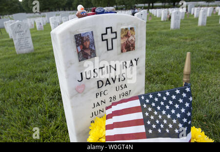 La tomba marcatore per esercito Spc. Justin Ray Davis è visto decorato per il Memorial Day al Cimitero Nazionale di Arlington, come parte del Flags-In Giorno Memoriale della cerimonia tenutasi il 24 maggio 2012 in Arlington, Virginia. Bandierine americane sono state poste in corrispondenza di ciascuna delle oltre 220.000 grave marker in onore di coloro che hanno servito e il Memorial Day. UPI/Kevin Dietshc Foto Stock