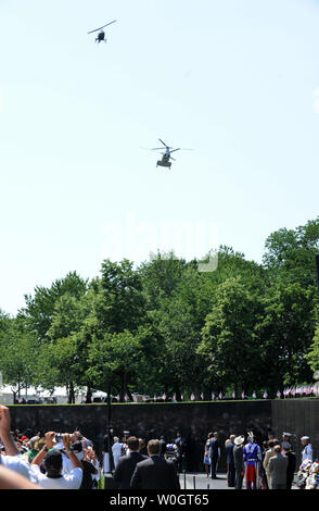 Come il Presidente Barack Obama e la first lady Michelle Obama watch (inferiore), due Huey Vietnam-era elicotteri volare oltre il Memoriale dei Veterani del Vietnam durante la commemorazione del cinquantesimo anniversario della guerra il 28 maggio 2012 a Washington, DC. Più di 58.000 nomi dei soldati che erano stati uccisi o mancante nella guerra sono incise sulla parete. UPI/Pat Benic Foto Stock