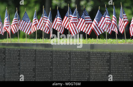 Bandierine americane adornano la parte superiore di il Memoriale dei Veterani del Vietnam durante la commemorazione del cinquantesimo anniversario della guerra il 28 maggio 2012 a Washington, DC. Il presidente Barack Obama e la first lady Michelle Obama era a portata di mano per la commemorazione. Più di 58.000 nomi dei soldati che erano stati uccisi o mancante nella guerra sono incise sulla parete. UPI/Pat Benic Foto Stock