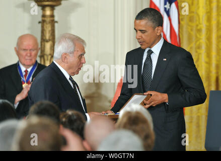 Adam Daniel Rotfeld, ex ministro degli Esteri polacco, riceve un metallo presidenziale di libertà forJan Karski dal presidente Barack Obama in Oriente camera presso la Casa Bianca a Washington il 29 maggio 2012. La Medaglia della Libertà è la nostra Nazione la più alta onorificenza civile, presentata a individui che hanno reso particolarmente meritori contributi alla sicurezza o gli interessi nazionali degli Stati Uniti per la pace nel mondo o culturale o altri significativi privati o pubblici sforzi. UPI/Kevin Dietsch Foto Stock