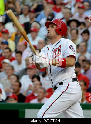 Cittadini di Washington Ryan Zimmerman colpisce una lunga volare fuori a sinistra nella terza inning della partita contro i New York Yankees a cittadini Parco di Washington, DC il 15 giugno 2012. UPI/Pat Benic Foto Stock