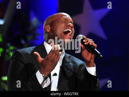 Javier Colon esegue durante una prova di 'A Capitol Quarto concerto il National Mall a Washington D.C. il 3 luglio 2012. UPI/Kevin Dietsch Foto Stock