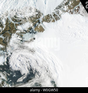 Il Ghiacciaio Petermann grind e scorre verso il mare lungo la costa nordoccidentale della Groenlandia, terminante in un gigante di ghiaccio galleggiante della lingua. Come altri ghiacciai che fine nell'oceano, Petermann periodicamente i vitelli iceberg. La risoluzione moderata Imaging Spectroradiometer, o dello spettroradiometro MODIS su NASAÕs Aqua satellite osservato il nuovo iceberg parto e drifting a valle su luglio 16Ð17, 2012. UPI/NASA Foto Stock