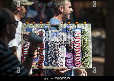 Un uomo vende i pulsanti di campagna per i sostenitori del Presidente Obama in attesa per lui per arrivare ad un evento presso il nTelos padiglione Wireless su agosto 29, 2012 a Charlottesville, Virginia. Il Presidente era la fine di una due giorni di tour college dove ha parlato della possibilità di scelta per i giovani elettori in questa elezione tra due fondamentalmente diverse visioni e l'importanza della registrazione alla votazione. UPI/Pete Marovich Foto Stock