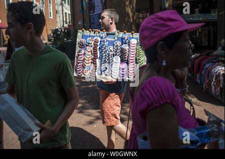 Un uomo vende i pulsanti di campagna per i sostenitori del Presidente Obama in attesa per lui per arrivare ad un evento presso il nTelos padiglione Wireless su agosto 29, 2012 a Charlottesville, Virginia. Il Presidente era la fine di una due giorni di tour college dove ha parlato della possibilità di scelta per i giovani elettori in questa elezione tra due fondamentalmente diverse visioni e l'importanza della registrazione alla votazione. UPI/Pete Marovich Foto Stock