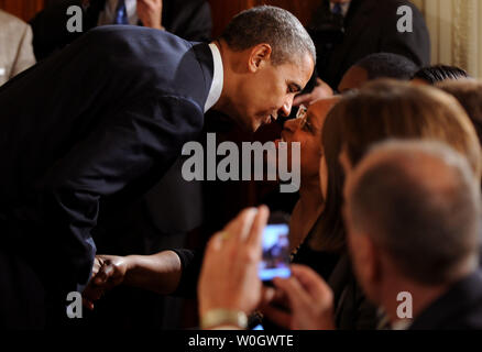 Il presidente Barack Obama salutare Kathryn Moore, la madre del Minnesota Lynx avanti Maya Moore, durante una cerimonia in cui il Presidente Obama ha accolto con favore il 2011 WNBA champion Minnesota Lynx per la Casa Bianca a Washington D.C., il 18 settembre 2012. UPI/Kevin Dietsch Foto Stock