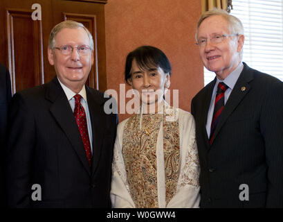 Attivista birmano Daw Aung San Suu Kyi si incontra con il leader della maggioranza del Senato Harry Reid (D-NV) (R) e Senato leader della minoranza Mitch McConnell (R-KY)durante una prima colazione riunione del Campidoglio di Washington, il 19 settembre 2012. UPI/Kevin Dietsch Foto Stock