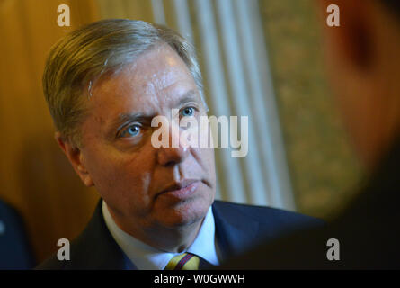 Il Sen. Lindsey Graham (R-SC) parla di giornalisti a Capitol Hill a Washington D.C. il 19 settembre 2012. UPI/Kevin Dietsch Foto Stock