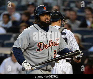 Detroit Tigers Prince Fielder è sconvolto dopo aver depennato con nessun outs e due uomini su base in 7 inning di gioco 2 American League campionato di serie tra la Detroit Tigers e New York Yankees allo Yankee Stadium di New York il 14 ottobre 2012. UPI/Pat Benic Foto Stock