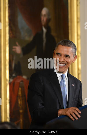 Stati Uniti Il presidente Barack Obama condivide un momento di luce durante una conferenza stampa nella Sala Est della Casa Bianca il 14 novembre 2012 a Washington, DC. Un ritratto dipinto del primo Presidente degli Stati Uniti George Washington è in background. Obama risolvere una serie di problemi ma ha detto che non vi era alcuna prova di un national Security Breach in Petraeus scandalo. UPI/Pat Benic Foto Stock