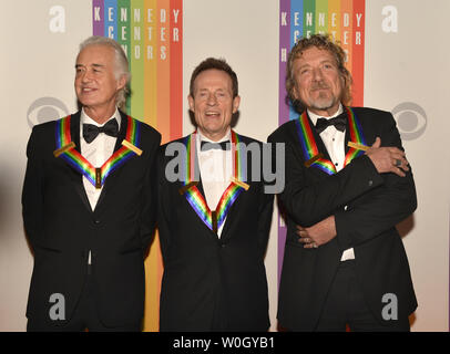 2012 Centro Kennedy Honorees membri della rock band Led Zeppelin (L-R) Robert Plant, John Paul Jones e Jimmy Page rappresentano per i fotografi sul tappeto rosso che arrivano per una serata di gala di intrattenimento presso il Centro Kennedy, 1 dicembre 2012, a Washington, DC. I riconoscimenti sono stati elargiti annualmente su cinque artisti per la loro carriera nel campo delle arti e della cultura. UPI/Mike Theiler Foto Stock