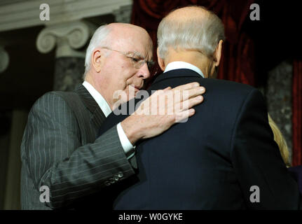 Il Sen. Patrick Leahy (D-VT) parla al Vice Presidente Joe Biden prima di essere ceremonially prestato giuramento come Presidente pro tempore del senato negli Stati Uniti Campidoglio di Washington DC su dicembre 18, 2012. UPI/Kevin Dietsch Foto Stock