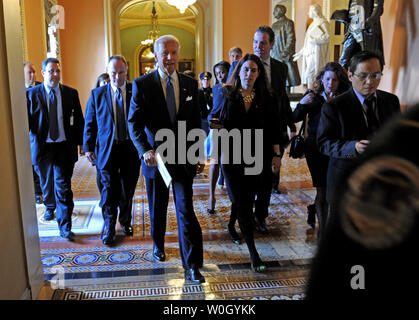 Vice presidente Joe Biden a piedi su Capitol Hill dopo il giuramento in Sen. Patrick Leahy (D-VT) come Presidente pro tempore del Senato, NEGLI STATI UNITI Campidoglio di Washington DC su dicembre 18, 2012. UPI/Kevin Dietsch Foto Stock