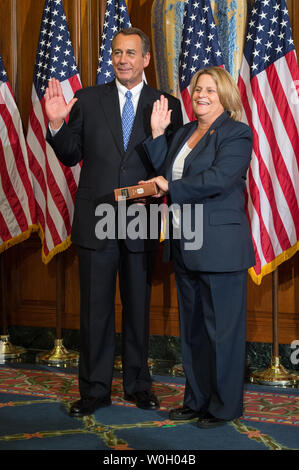 Sost. Ileana Ros-Lehtinen (R-FL), è ceremonially giurato in dal neoeletto House Speaker John Boehner, per il 113Camera dei rappresentanti degli STATI UNITI NEGLI STATI UNITI Capitol a Washington D.C., il 3 gennaio 2013. UPI/Ken Cedeño. Foto Stock