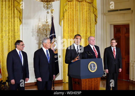 Il presidente Barack Obama offre un commento come egli è entrato a far parte da, da sinistra a destra, il Segretario alla difesa Leon Panetta Segretario della Difesa, nominee ex Sen. Chuck Hagel (R-ND), Direttore della CIA nominee John Brennan e cia direttore Michael Morell durante una cerimonia di nomina in Oriente camera presso la Casa Bianca di Washington il 7 gennaio 2012. UPI/Kevin Dietsch Foto Stock