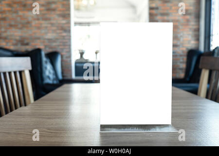Schermo vuoto mock up menu frame in piedi sulla tavola di legno nel caffè cafe e ristorante sfondo. Foto Stock