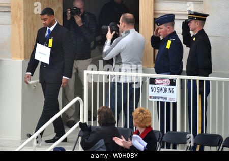 Il presidente Barack Obama stand-in U.S. Air Force Sergeant del personale Serpico Elliott arriva sul palco per la inaugurazione prove abito in Washington, DC il 13 gennaio 2013. Il presidente Barack Obama presterà giuramento per un secondo mandato il 21 gennaio 2013. UPI/Kevin Dietsch Foto Stock