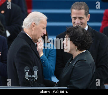 Vice presidente Joe Biden scuote le mani con la Corte Suprema di Giustizia Sonia Sotomayor dopo essere stato giurato per un secondo mandato nel corso della pubblica cerimonia inaugurale presso l'U.S. Campidoglio di Washington, il 21 gennaio 2013. UPI/Pat Benic Foto Stock