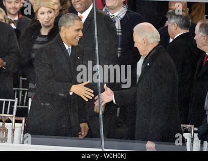 Vice presidente Joe Biden scuote la mano di U.S. Il presidente Barack Obama sul riesame di stand alla sfilata inaugurale dopo il suo pubblico cerimonia di inaugurazione a Washington D.C. il 21 gennaio 2013. Il Presidente Obama ha giurato per un secondo mandato come la quarantaquattresima Presidente degli Stati Uniti. UPI/Brian Kersey Foto Stock