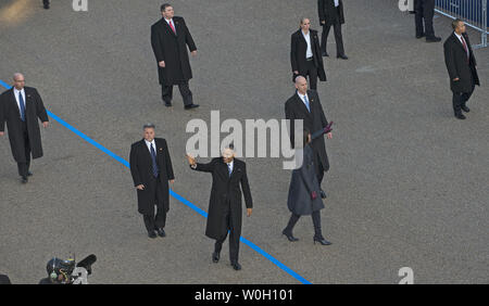 Il Presidente Usa Barack Obama e la First Lady Michelle Obama accompagnati dai loro servizi segreti di dettaglio sicurezza marzo oltre la visualizzazione presidenziale davanti alla Casa Bianca durante il Presidente Barack Obama la seconda inaugurazione a Washington DC, Gennaio 21, 2013. UPI/Mannie Garcia Foto Stock